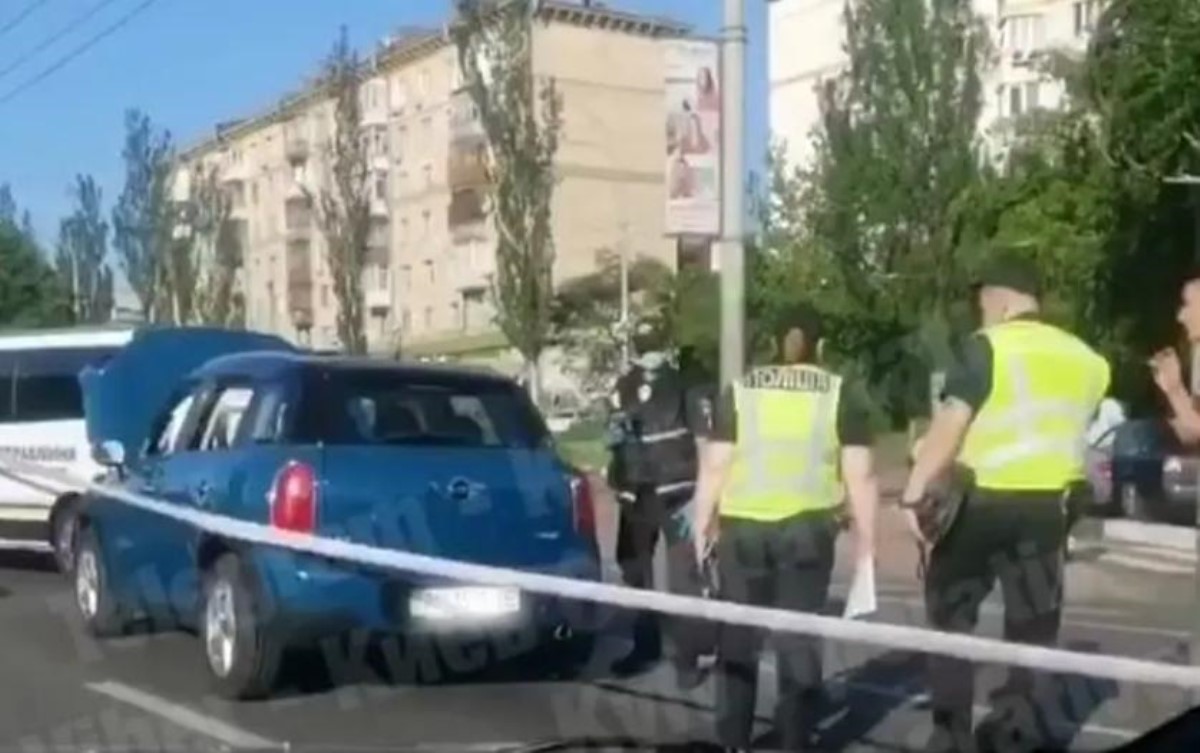 В Киеве бандиты с молотками забрали из салона авто сумку с деньгами