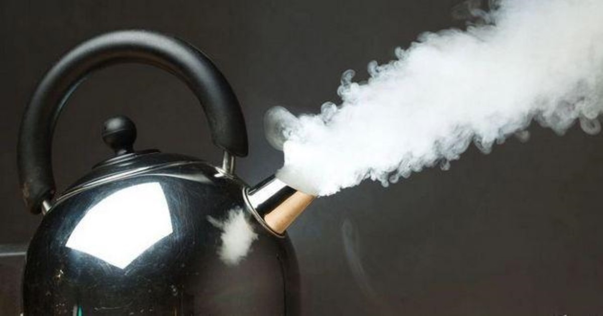 Пора перестать использовать уксус и кислоту: как почистить чайник