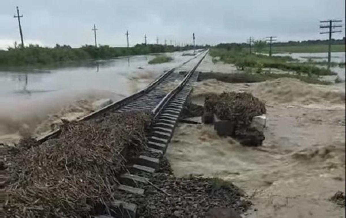 В Ивано-Франковской области непогода повредила железную дорогу