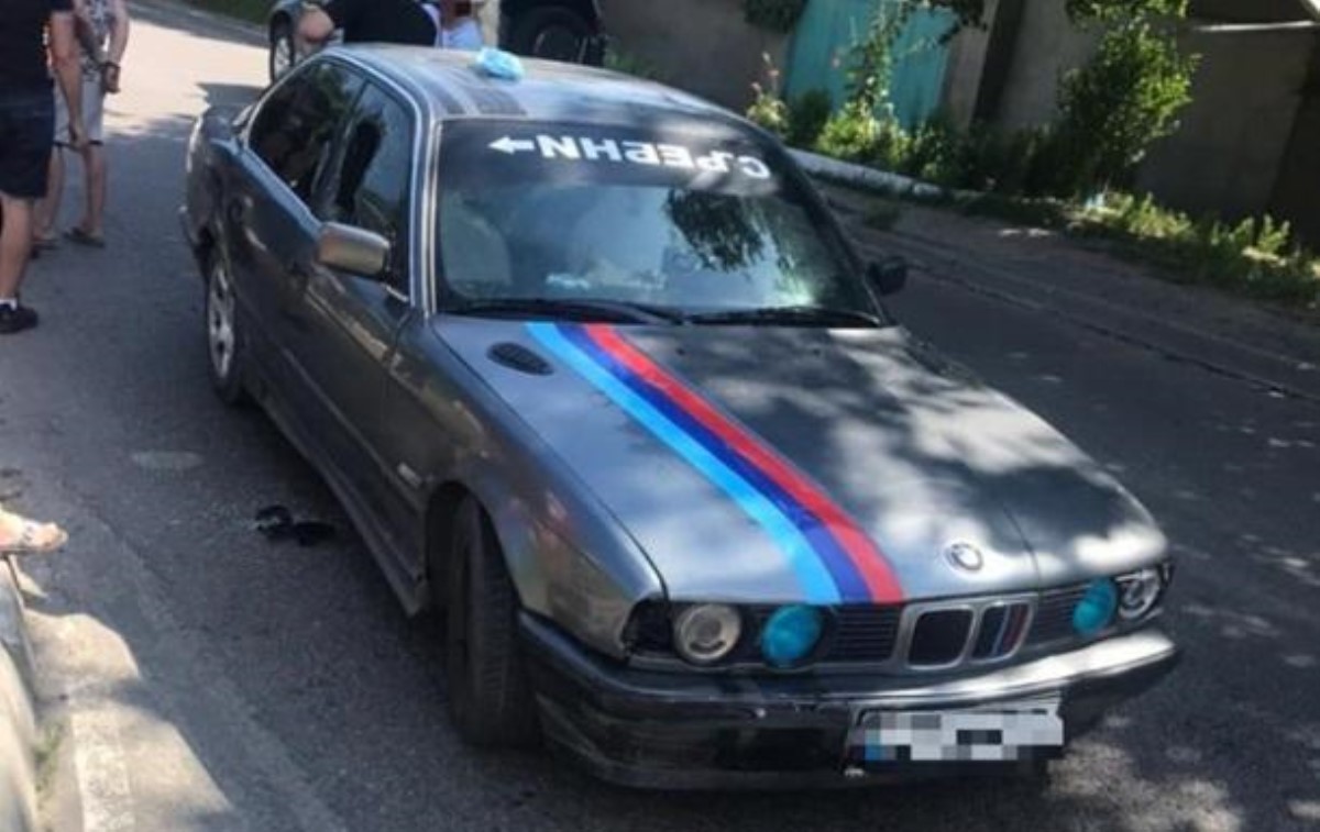 В Одессе водитель BMW протащил полицейского 100 метров на капоте