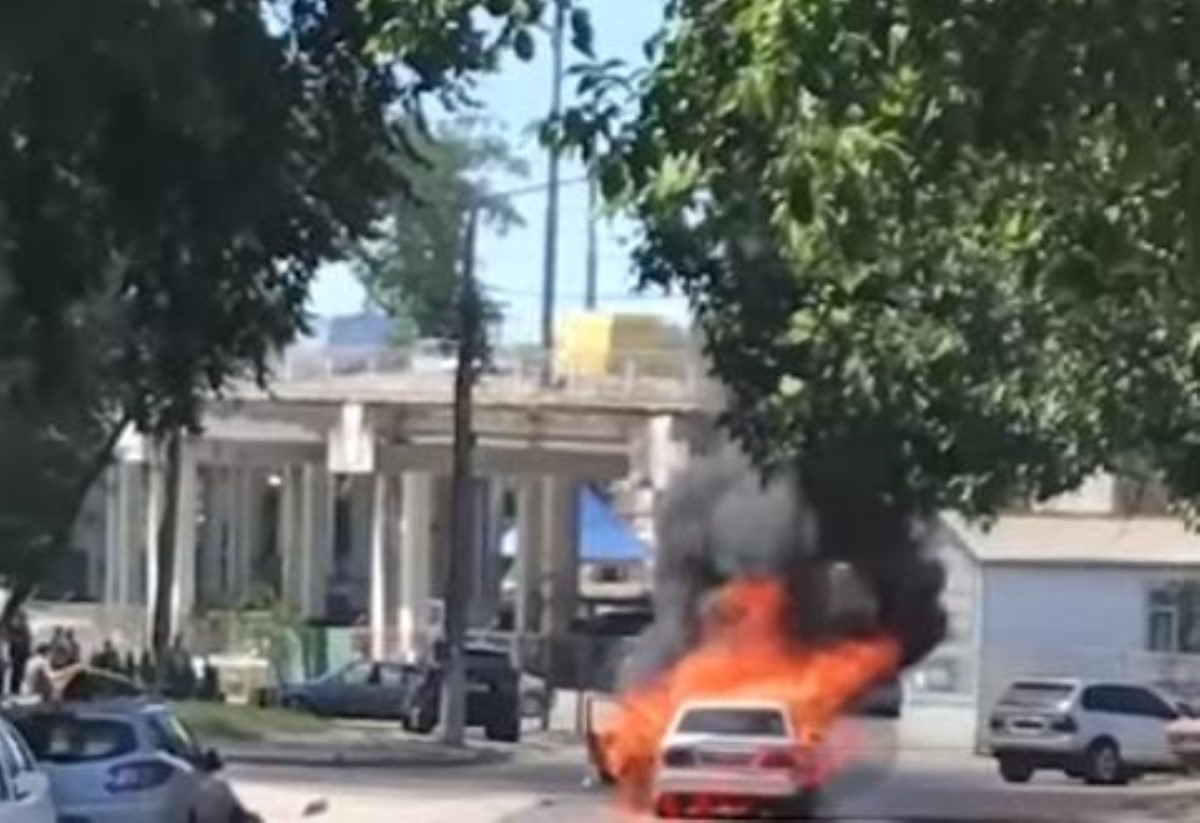 В Одессе посреди дороги сгорел автомобиль