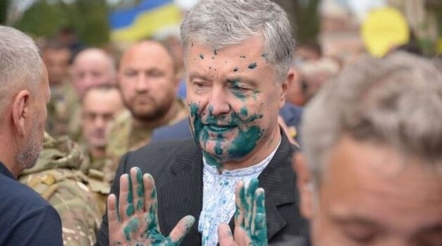 Экс-президента Порошенко облили зеленкой