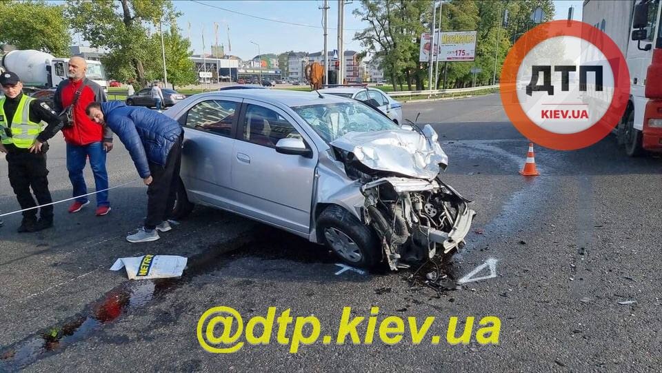 Пьяное ДТП под Киевом с полицейским за рулем: момент аварии попал на видео