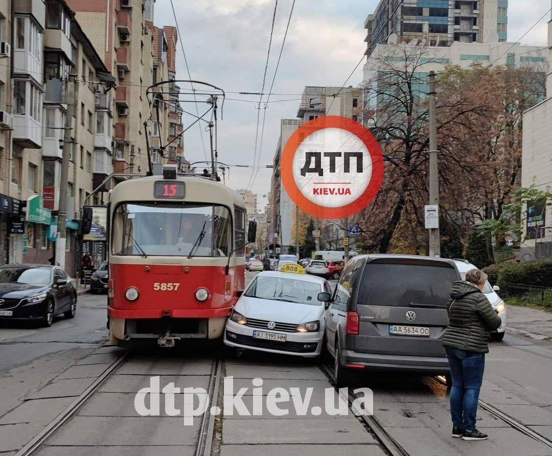 В Киеве таксист пытался объехать пробку, но что-то пошло не так