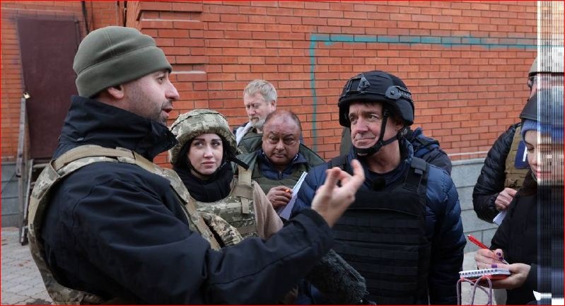 На Донбассе нардепы и иностранные журналисты попали под обстрел