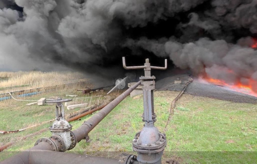 Последствия обстрела: в Лисичанске горит завод