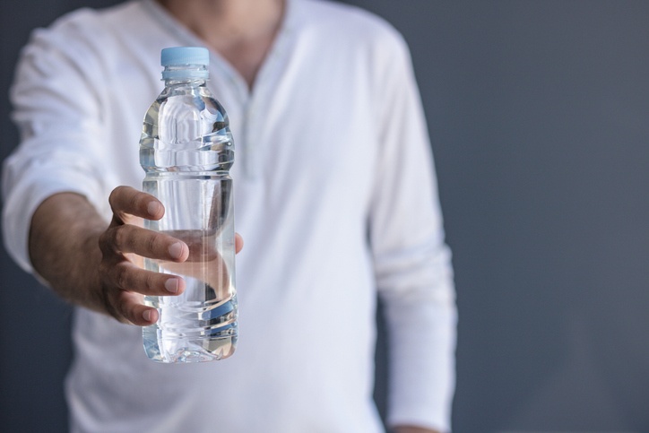 Как правильно пить минеральную воду в жару: советы врача