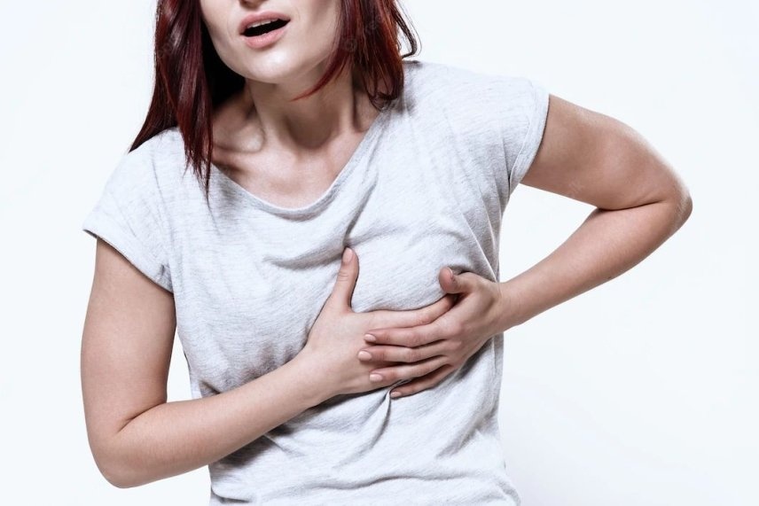 Медики перечислили симптомы инфаркта у женщин, проявляющиеся за месяц до приступа