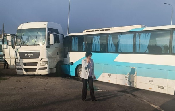 Под Одессой в ДТП с грузовиком пострадали пассажиры автобуса