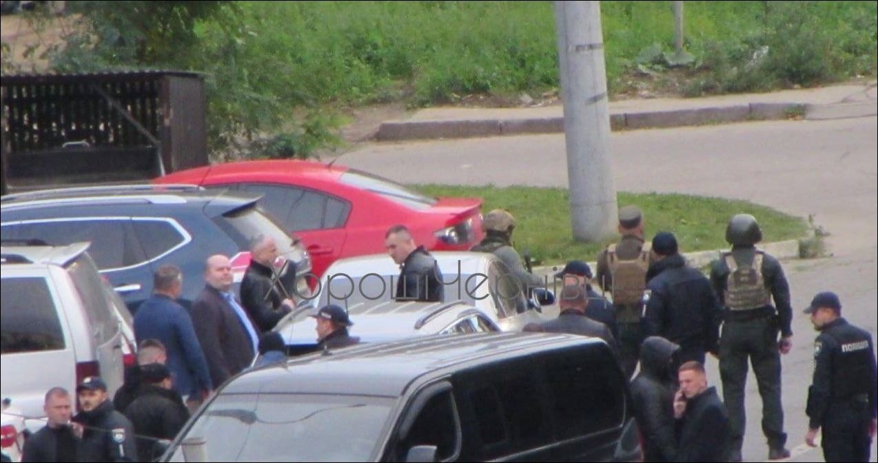 Стрельба из автомата возле школы в Черновцах: сообщается о погибшей