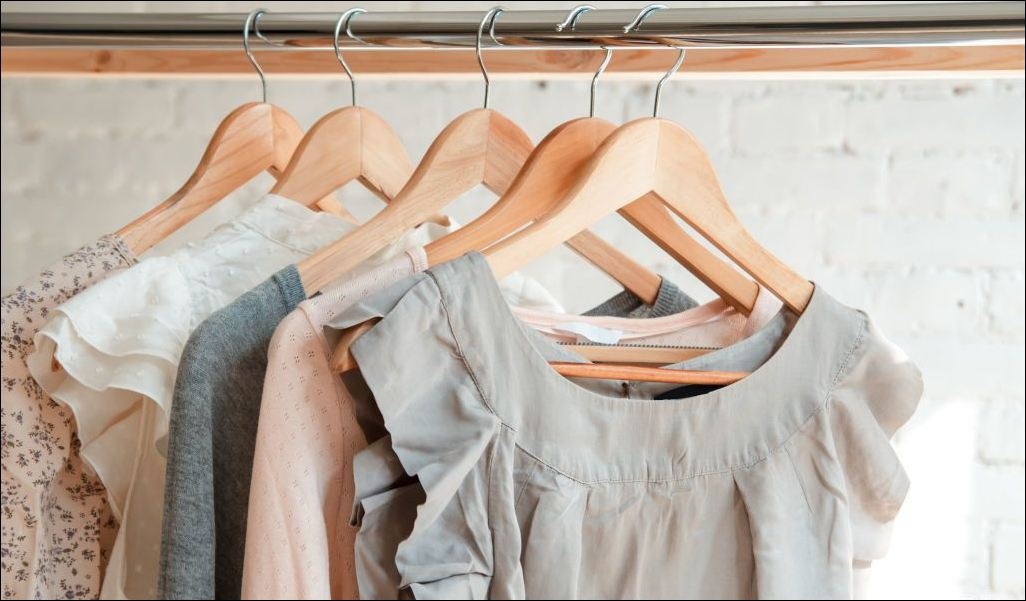 Как сделать так, чтобы одежда не спадала с вешалок: надежные способы