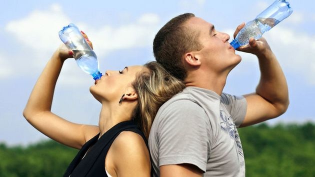 Какая минеральная вода считается полезной: сколько в сутки нужно выпить человеку
