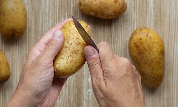 Як за п'ять хвилин почистити молоду картоплю