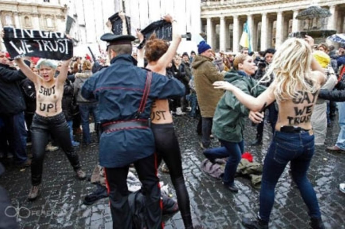 Femen показали яркое зрелище Папе Римскому. ФОТО Femen показали яркое зрелище Папе Римскому. ФОТО