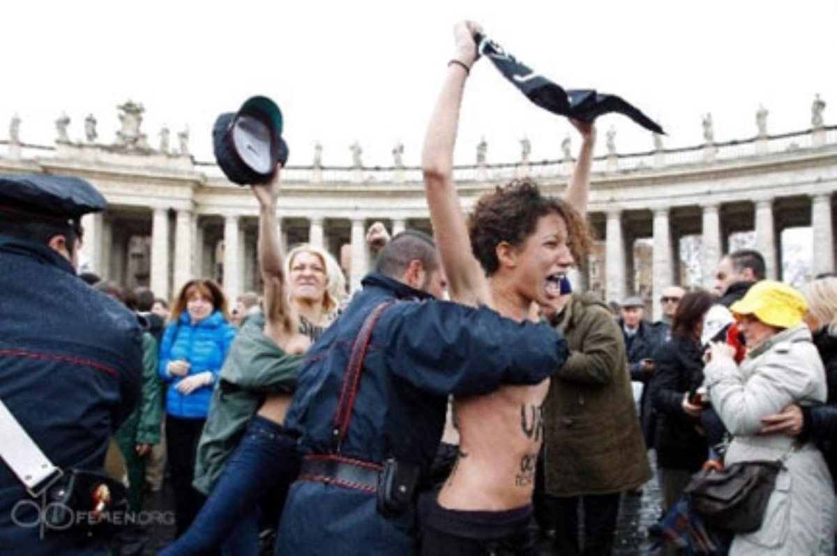 Femen показали яркое зрелище Папе Римскому. ФОТО Femen показали яркое зрелище Папе Римскому. ФОТО