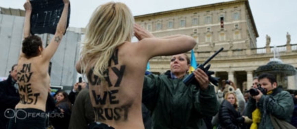 Femen показали яркое зрелище Папе Римскому. ФОТО Femen показали яркое зрелище Папе Римскому. ФОТО