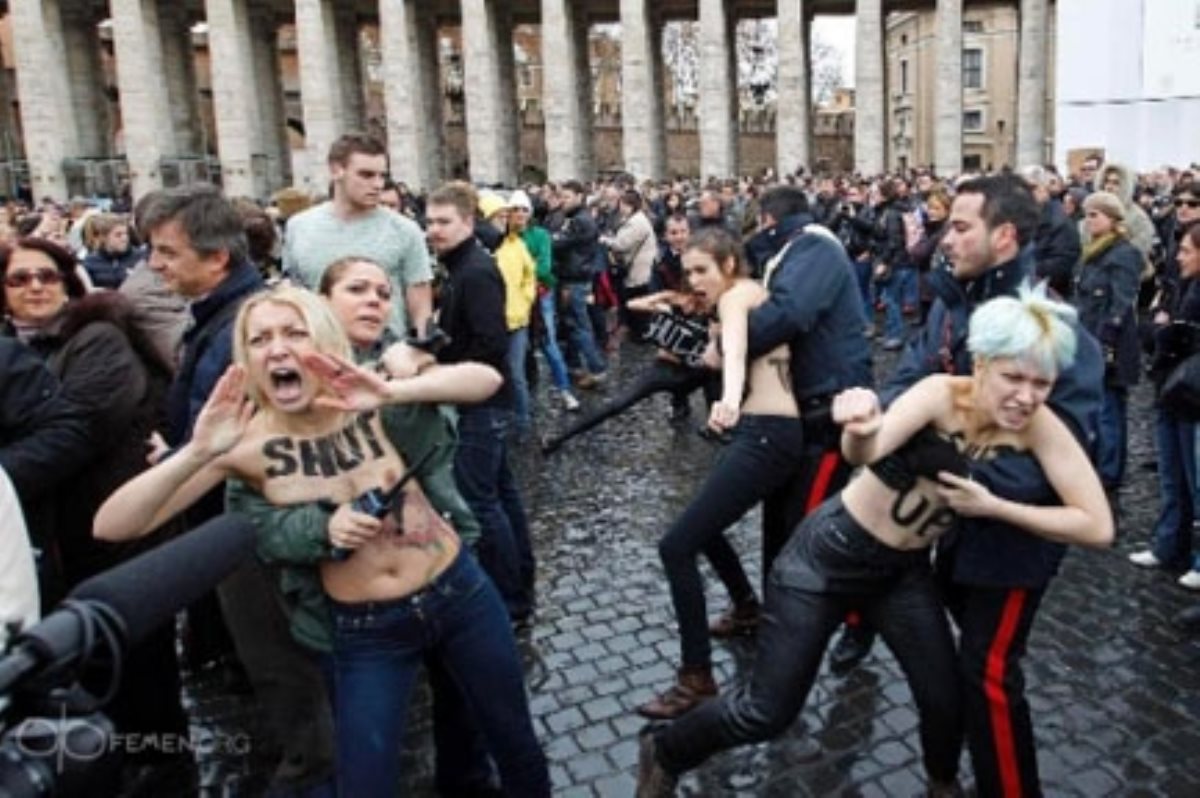 Femen показали яркое зрелище Папе Римскому. ФОТО Femen показали яркое зрелище Папе Римскому. ФОТО