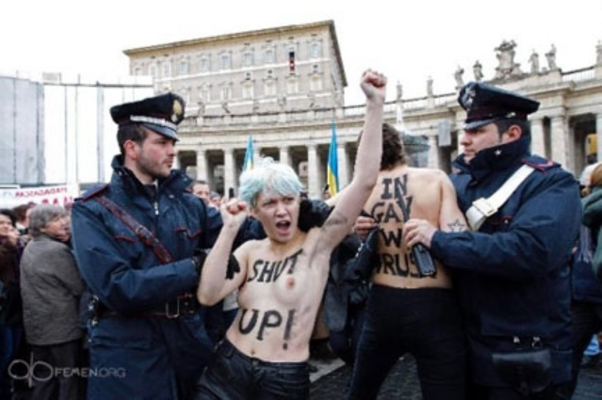 Femen показали яркое зрелище Папе Римскому. ФОТО Femen показали яркое зрелище Папе Римскому. ФОТО