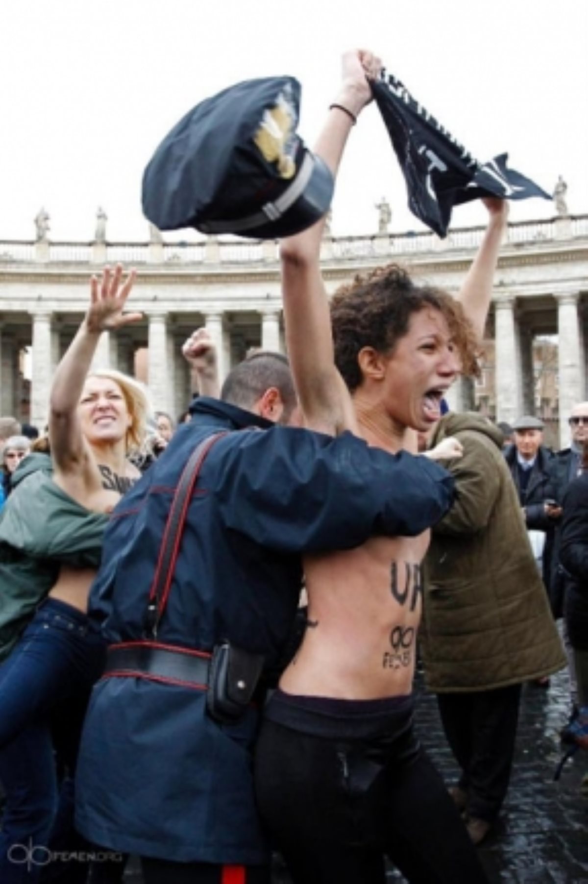 Femen показали яркое зрелище Папе Римскому. ФОТО Femen показали яркое зрелище Папе Римскому. ФОТО
