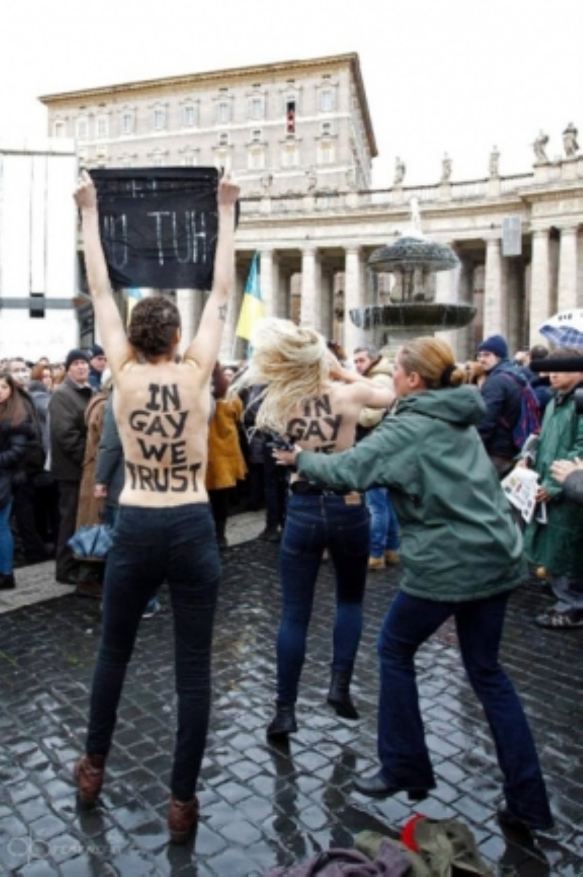 Femen показали яркое зрелище Папе Римскому. ФОТО Femen показали яркое зрелище Папе Римскому. ФОТО