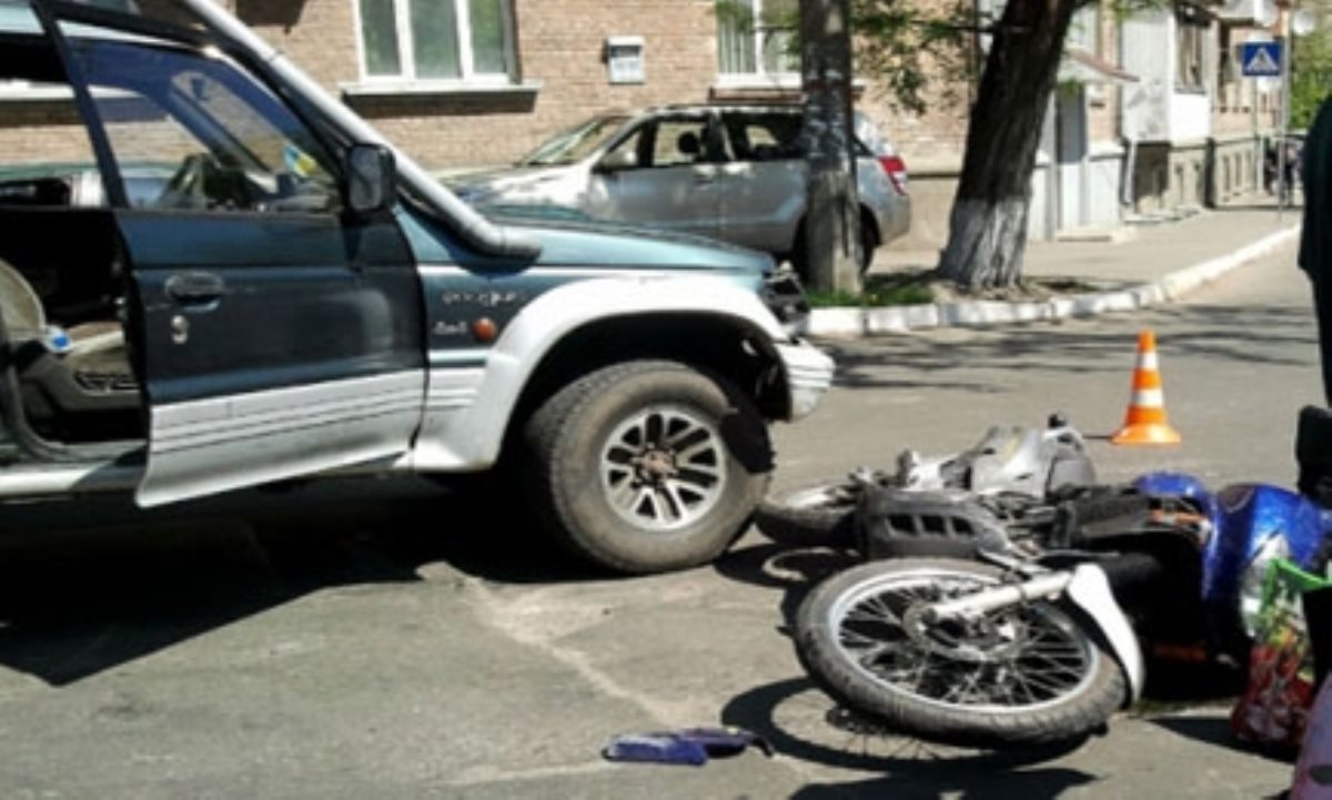 В Киеве ДТП: возле Мегамаркета столкнулись джип и мотоцикл. ФОТО В Киеве ДТП: возле Мегамаркета столкнулись джип и мотоцикл. ФОТО