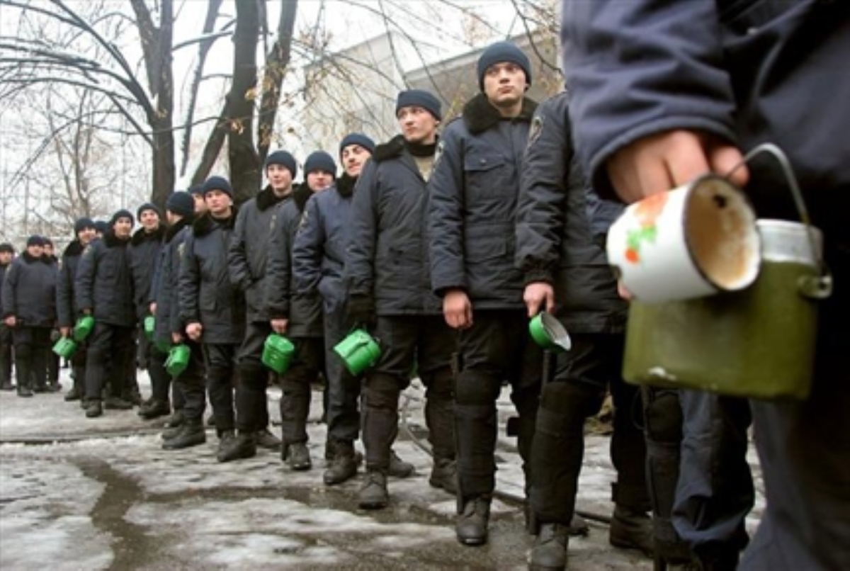 Новости украины укр нет. Украинские солдаты нищие. Украина солдаты оборванцы. Голодные украинские солдаты.