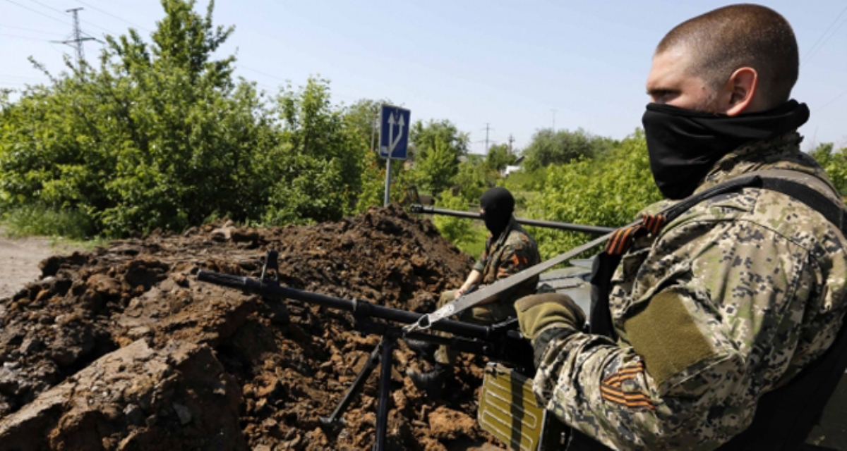 Вблизи Луганска террористы обстреляли автомобиль. Водитель убит, трое пассажиров ранены