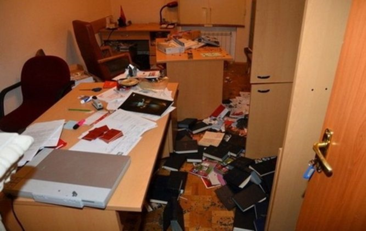 В Днепропетровске неизвестные граждане оккупировали офис КПУ