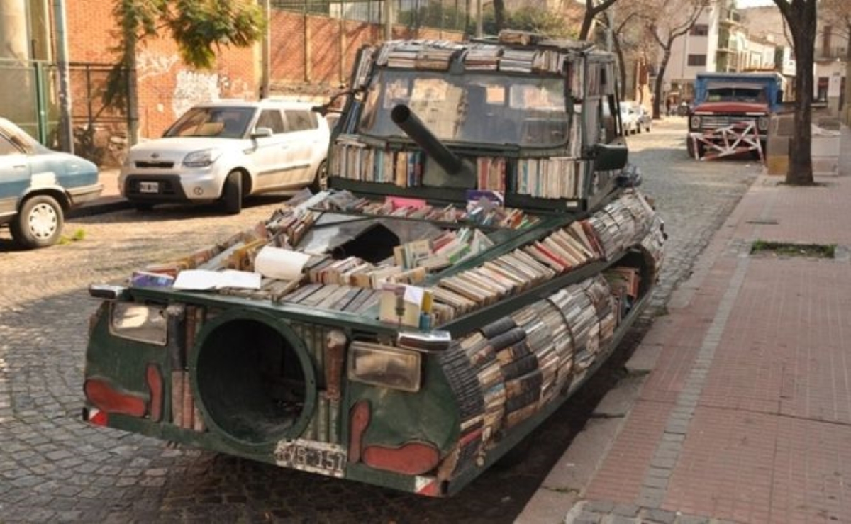 По улицам столицы катается необычный «книгомобиль»
