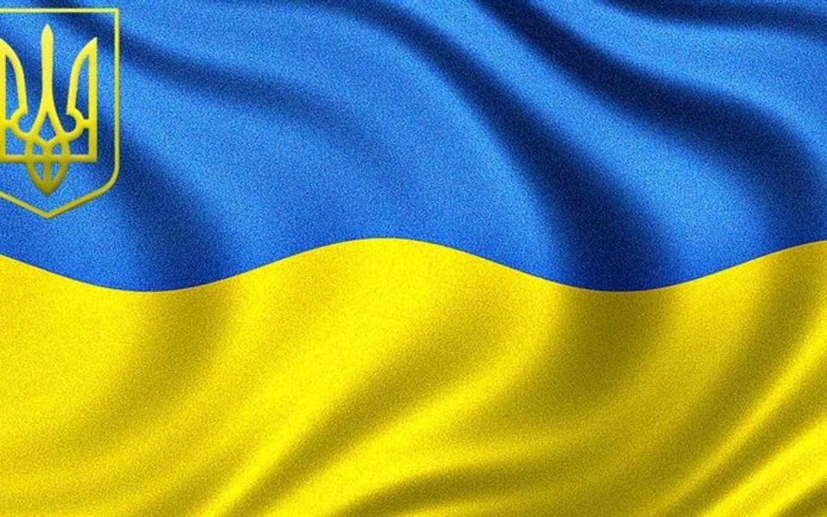 В Днепропетровске выпускники соорудили из воздушных шаров огромный флаг Украины