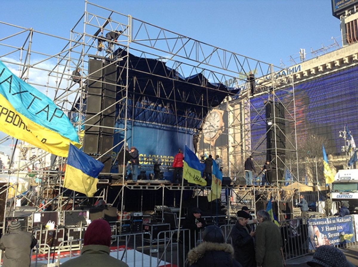 На Майдане устанавливают новую сцену