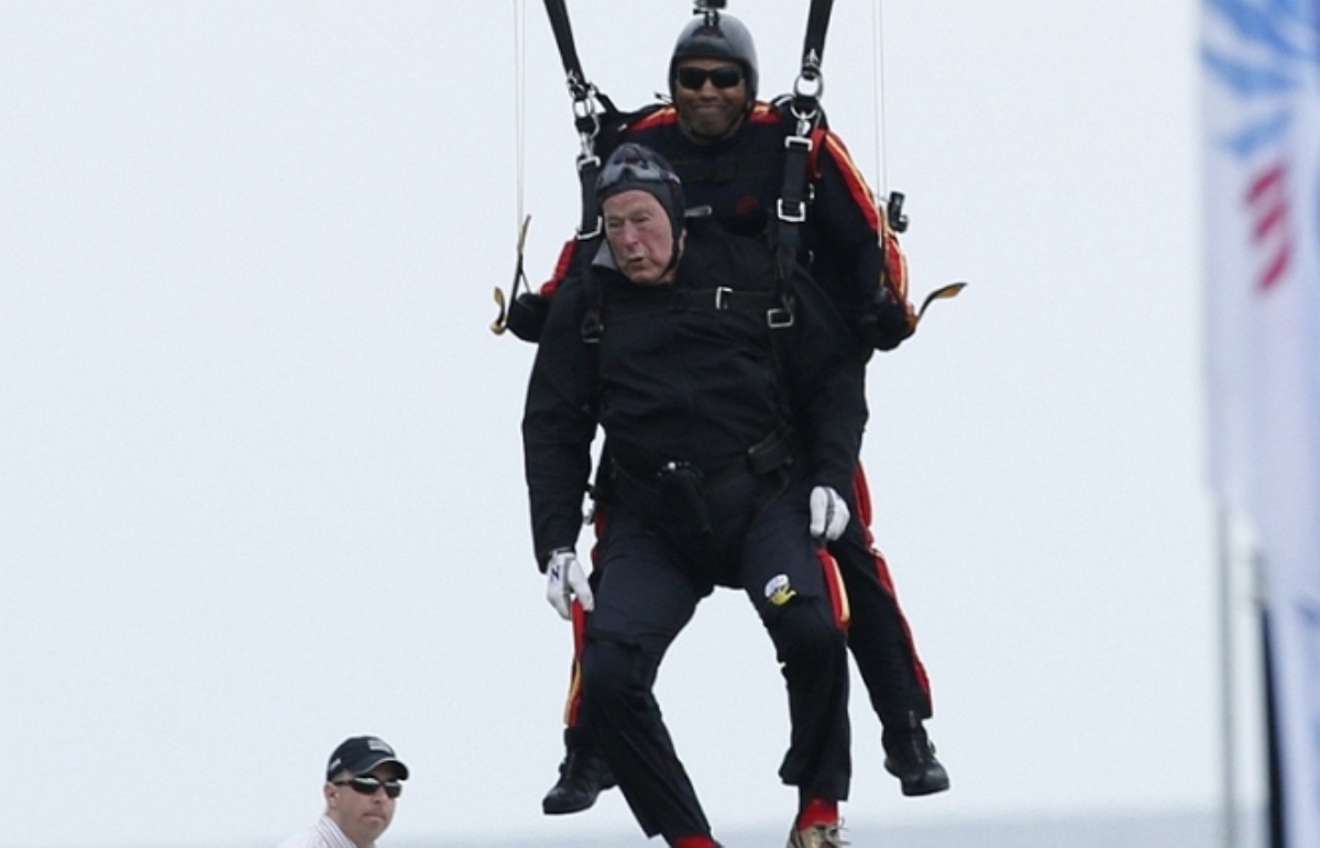 Буш-старший отметил свое 90-летие прыжком с парашютом