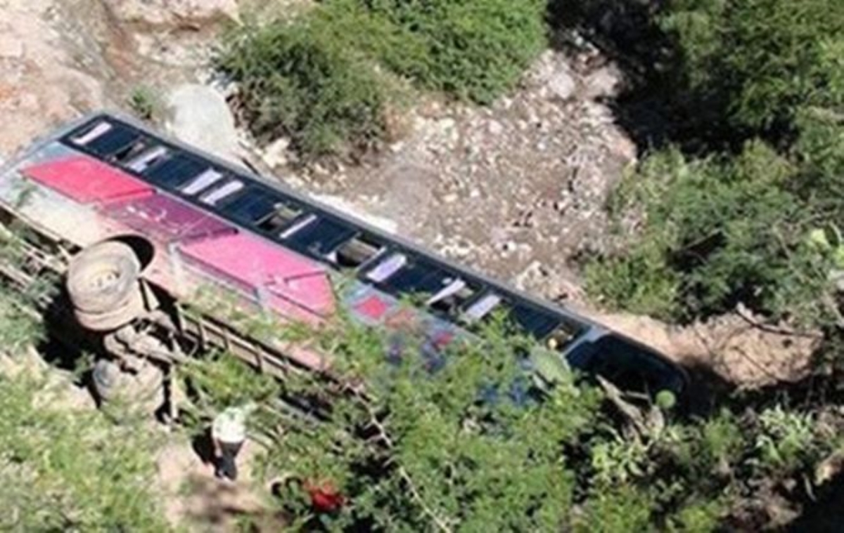 Смертельное ДТП в Индии: автобус с туристами рухнул в ущелье, погибло 11 человек