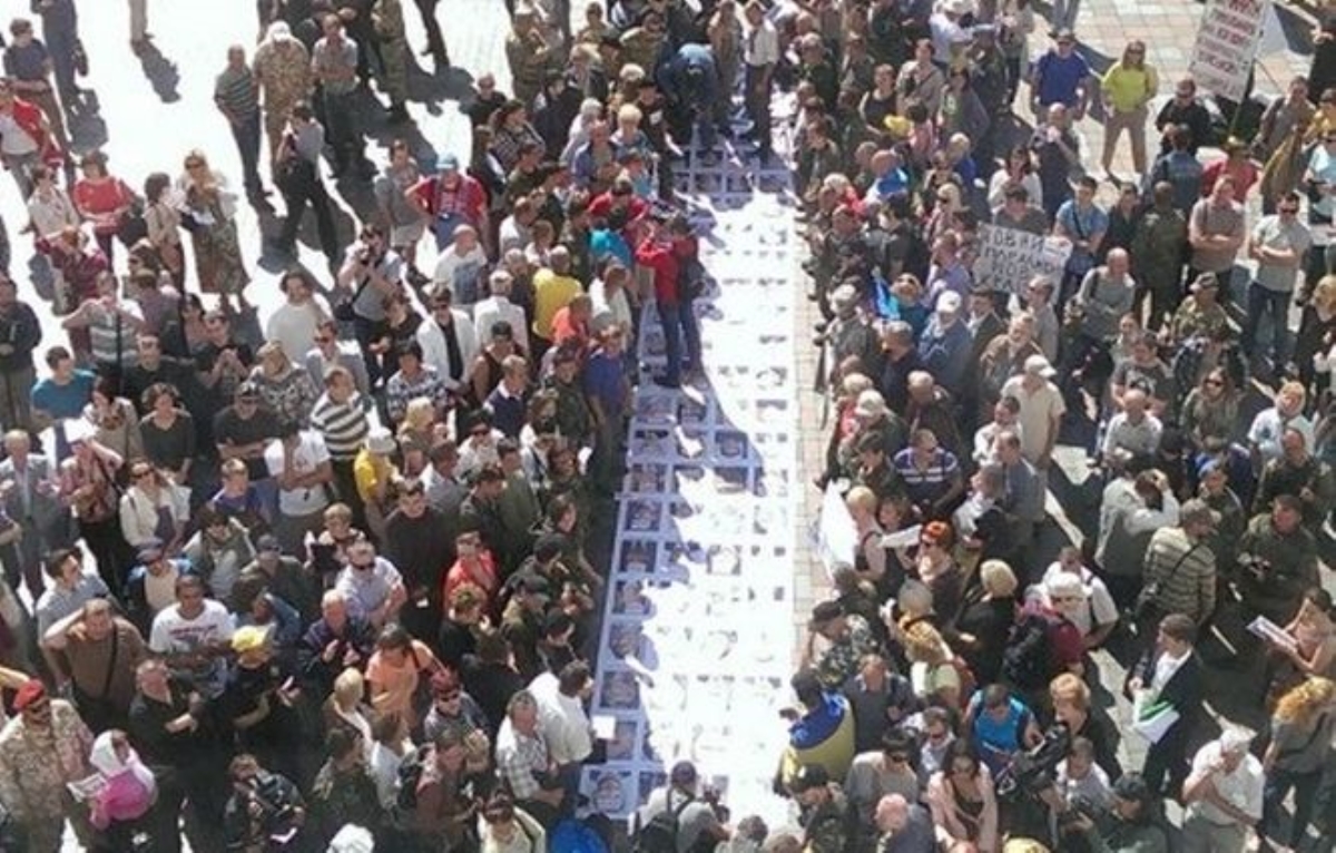 Активисты выстелили «коридор позора» для народных избранников