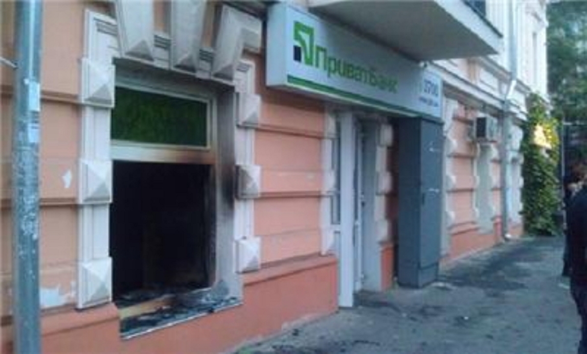 В Одессе ночью подожгли два отделения ПриватБанка
