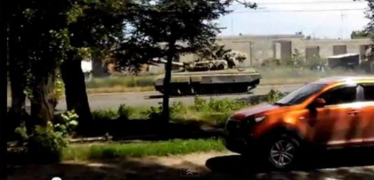 На Донбассе замечены колонны военной техники под флагами РФ