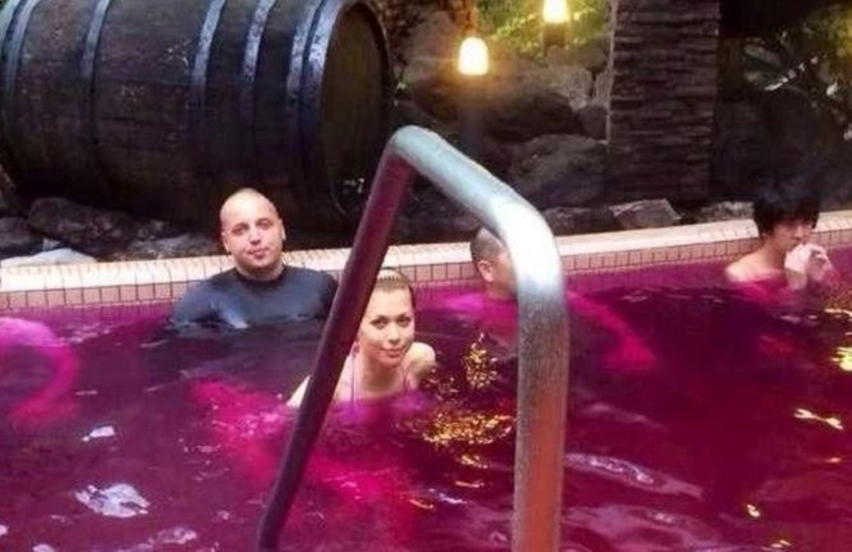 Сын Валерии Гонтаревой обожает плескаться в бассейне с вином