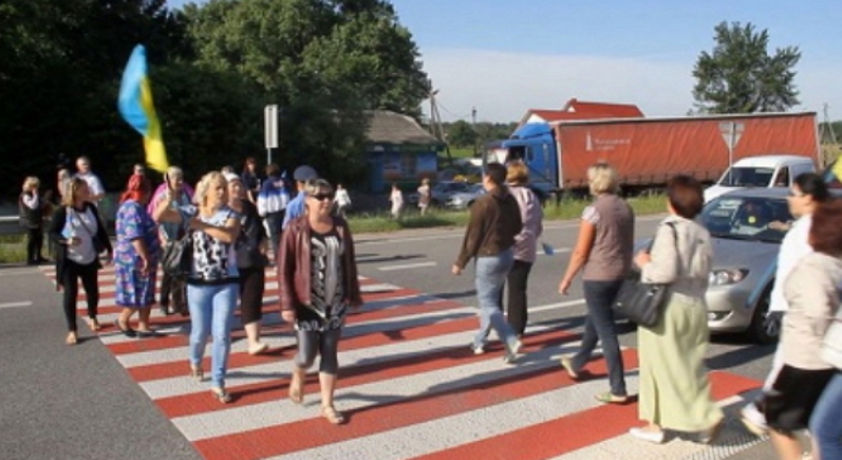 Женщины заблокировали трассу под Житомиром из-за АТО