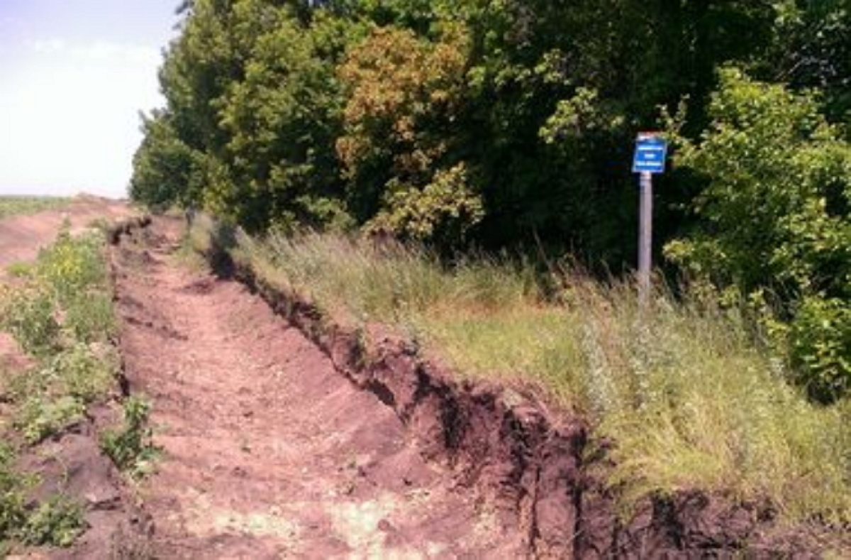 В Харьковской области на границе с РФ выкопают четырехметровые рвы