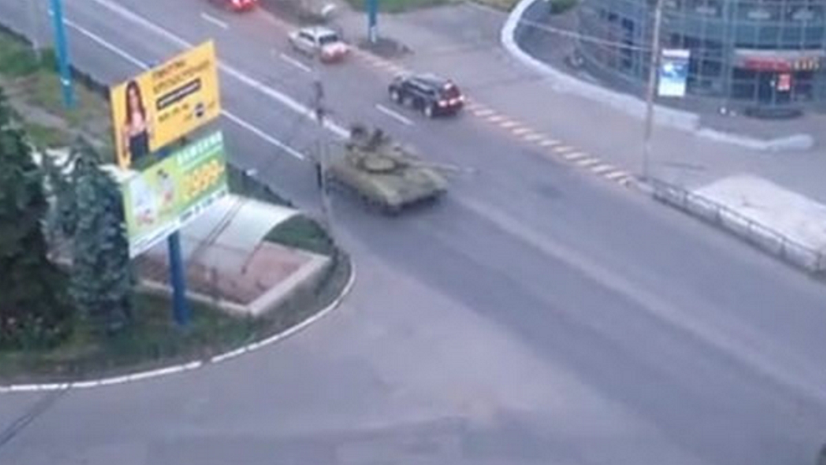 Боевики гоняют одни и те же танки по Донбассу для устрашения - СНБО