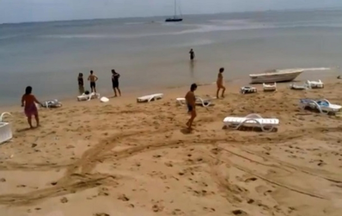 Одесский пляж накрыла 3-метровая волна и смыла 15 отдыхающих