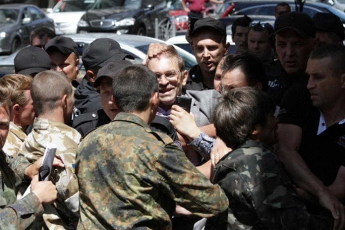 Митингующие под ВР силой вернули Пашинского на рабочее место