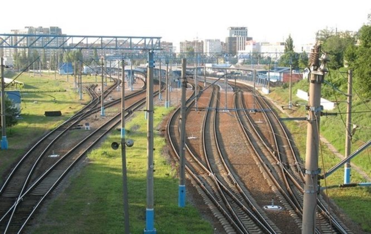 В Донецкой области под грузовым поездом взорвали пути