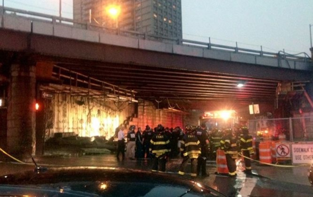 В Нью-Йорке рухнула часть Бруклинского моста