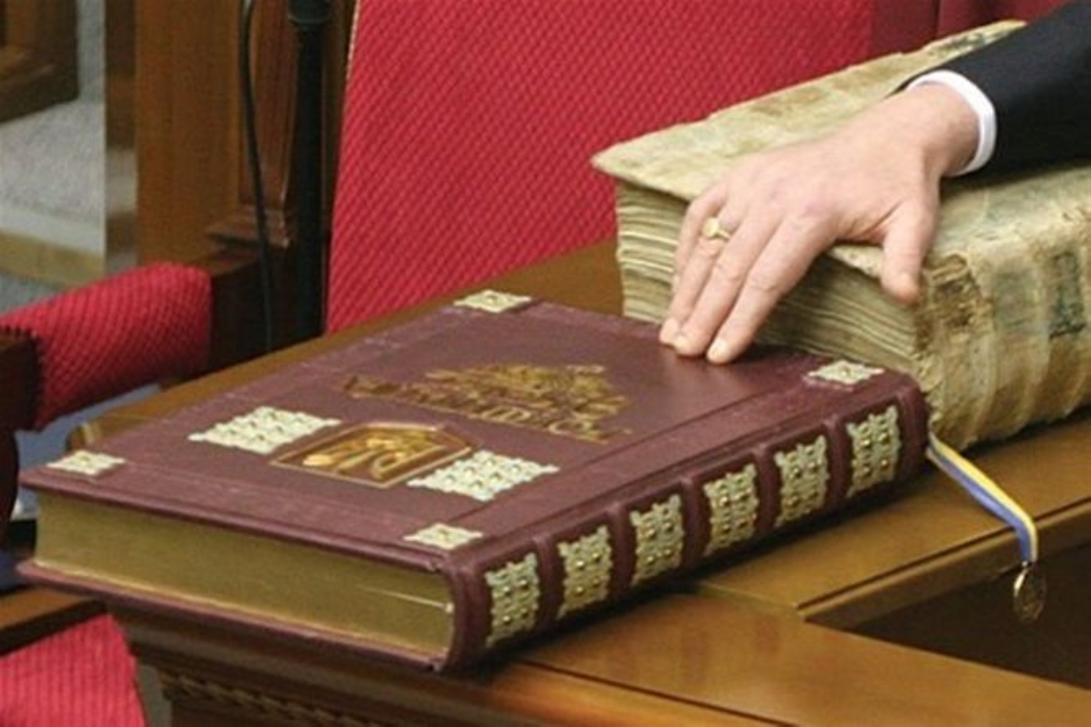 Избранники не поддержали проект Конституции от Порошенко