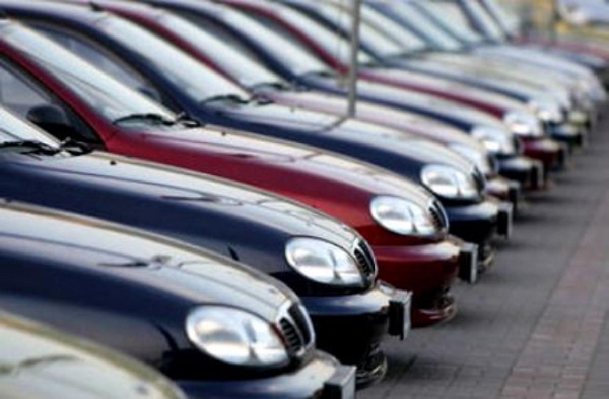 Продажи новых легковых автомобилей в Украине упали на 45%