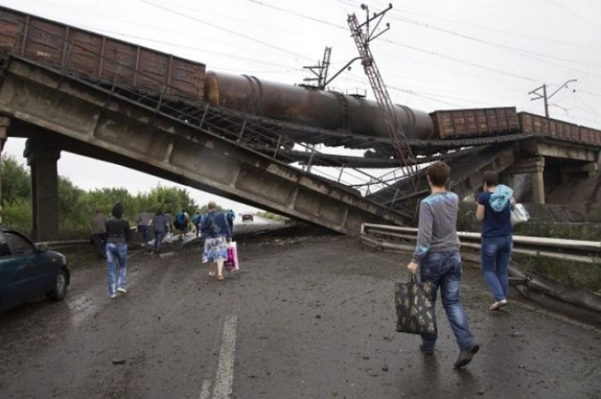 Террористы взорвали ж/д мост над дорогой Славянск - Донецк