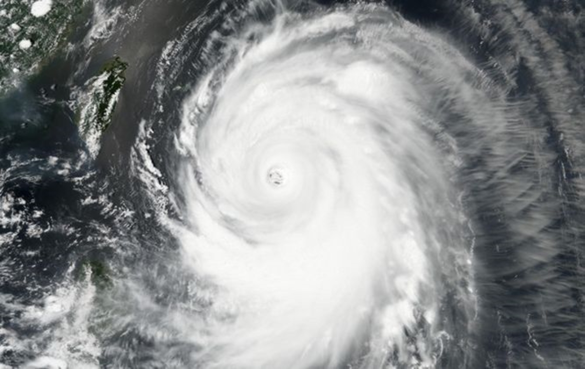 Мощный тайфун бушует на юге Японии