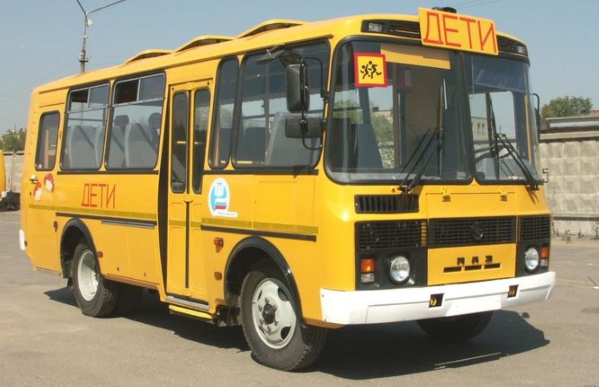 Боевики разъезжают по Луганску на школьном автобусе