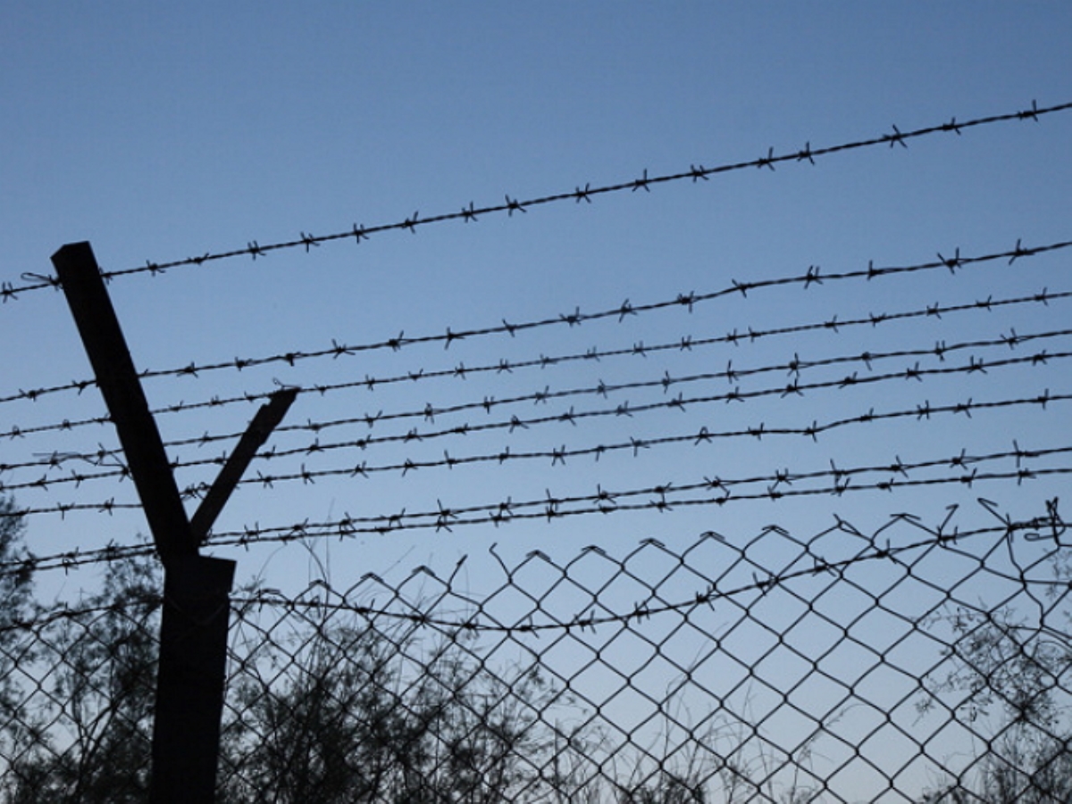 Россия строит забор из колючей проволоки на границе с Украиной